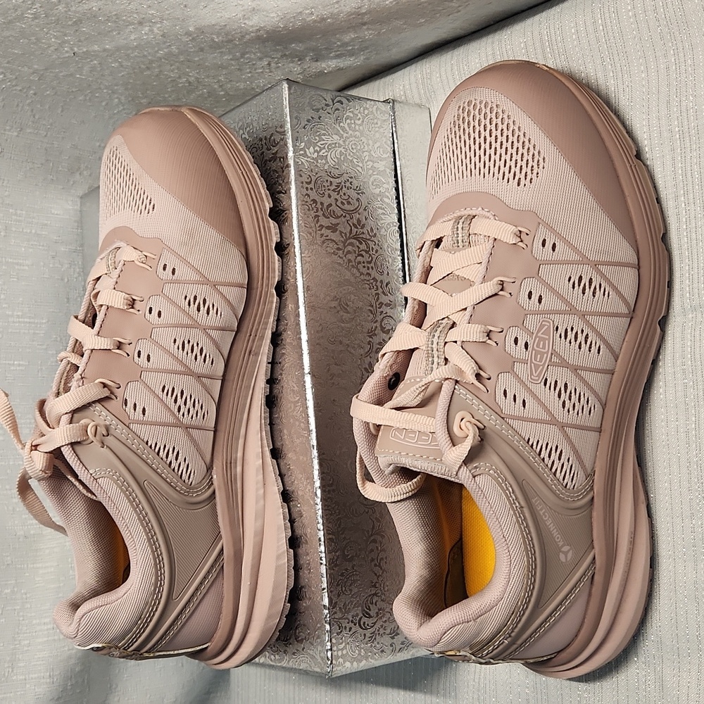 KEEN STEEL TIP SIZE 9 1/2 W. Pink Athletic Shoes - Picture 1 of 5